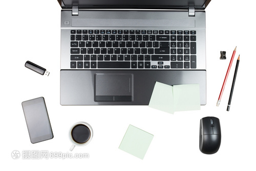 办公桌上的科技与艺术 笔记本、平板电脑、智能电话与办公用品、工艺品的交响